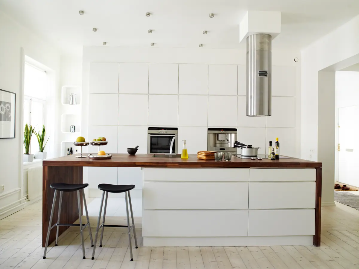 Modern kitchen with breakfast bar